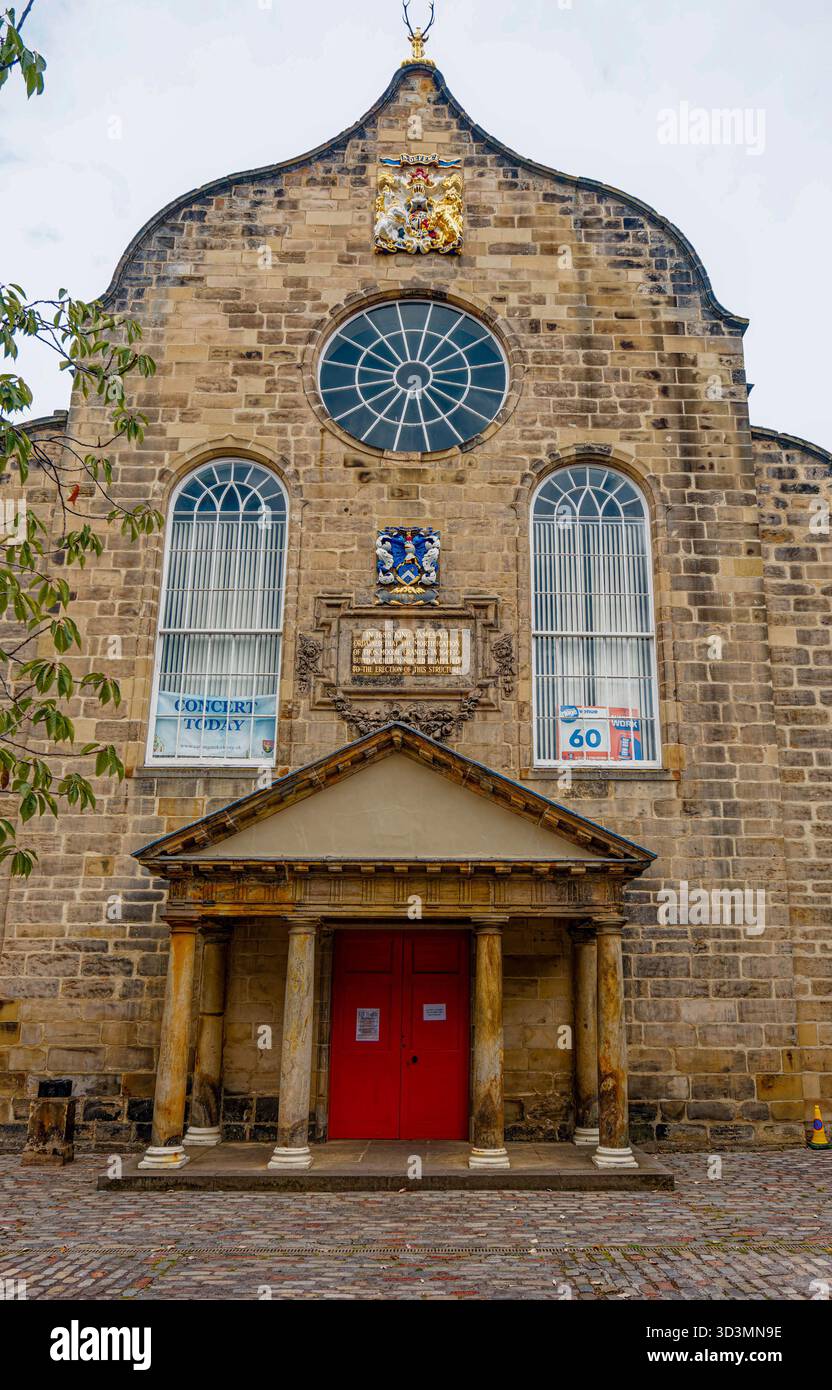 EDINBURGH, SCHOTTLAND - 22. August 2025: Canongate Kirk, fertiggestellt 1691, dient als Pfarrkirche für Edinburgh Castle und Holyrood Palace auf Edinbur Stockfoto