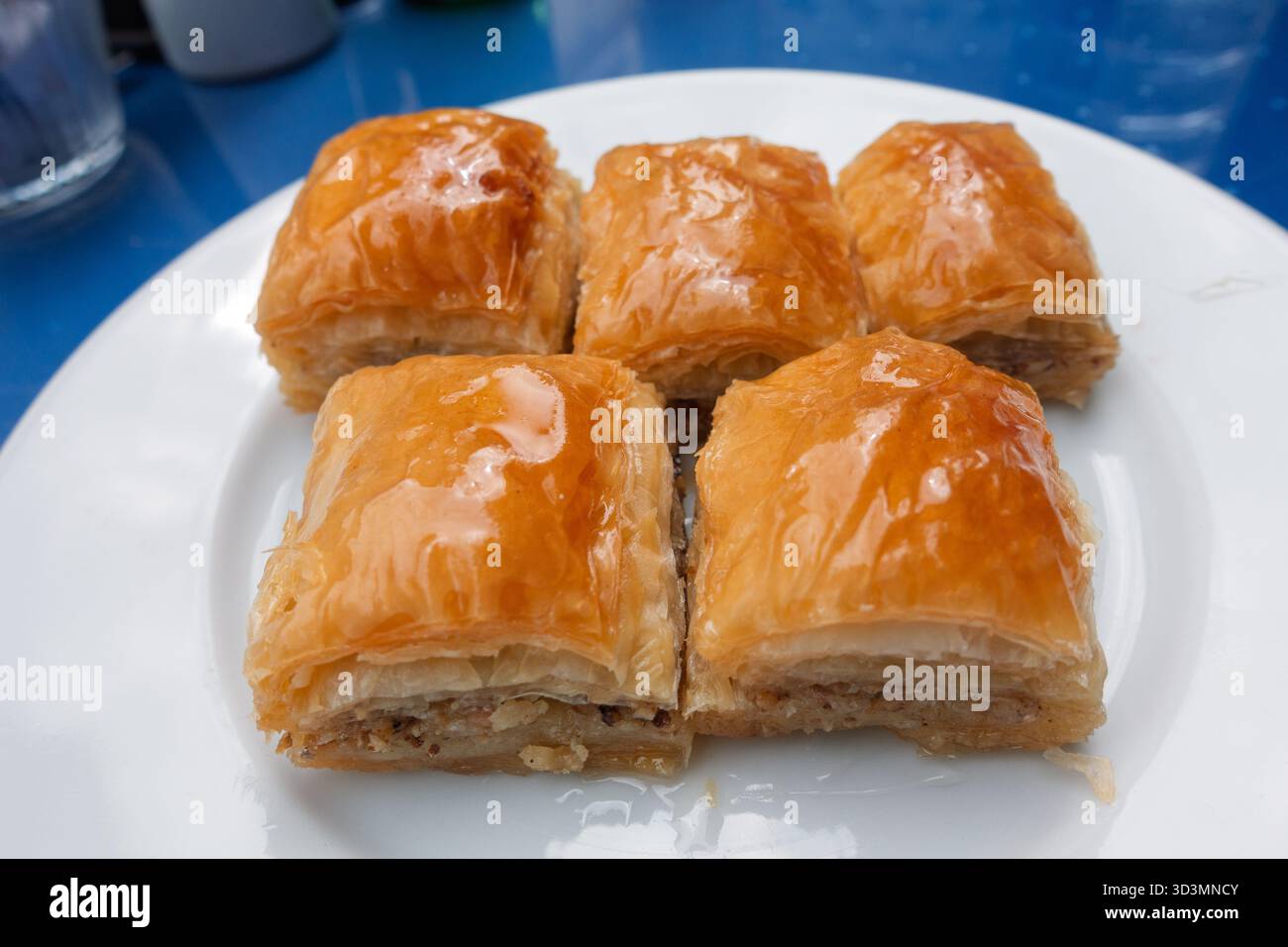Baklava ist ein ikonisches süßes Dessert aus Honig, Pistazien und Schichten von blättrigem Filo-Gebäck Stockfoto