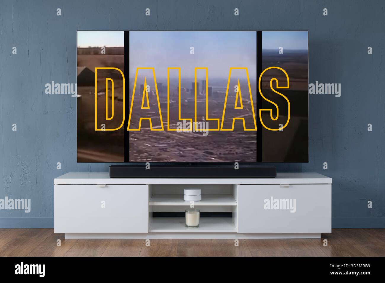 Ein Breitbild-OLED-Fernseher, der die Intro-Szene zur TV-Serie Dallas in einem modernen Wohnzimmer zeigt. Stockfoto