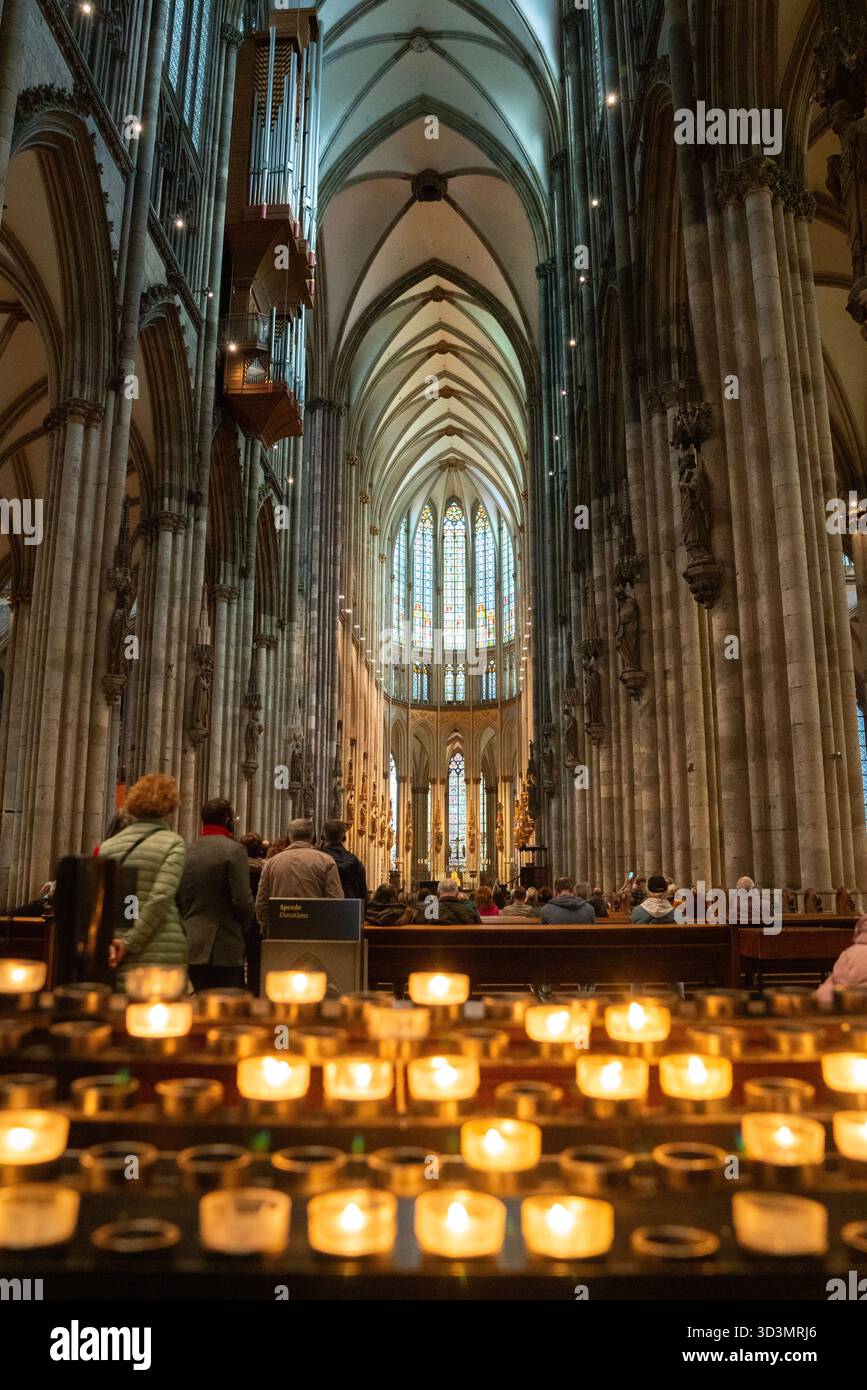 Köln, Deutschland – 24. September 2024 – Kölner Domkerzen Deutschland. Beleuchtete Kerzen im riesigen Kölner Dom, Deutschland. Stockfoto