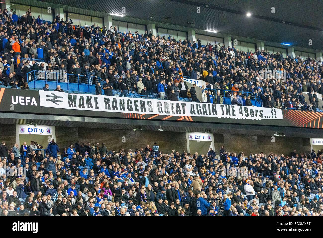 November 2025. Glasgow, Großbritannien. Die Rangers spielten Roma im Ibrox-Stadion in Glasgow, Schottland, in einem Ligaspielspiel der Europa League. Das Finale war die Rangers 0:2 Roma. Bild von Bannern, die von den Rangers-Anhängern in der Halbzeit aufgehängt wurden, um ihren Unmut gegenüber dem CEO und den Sportdirektoren zum Ausdruck zu bringen. Quelle: Findlay/Alamy Live News Stockfoto