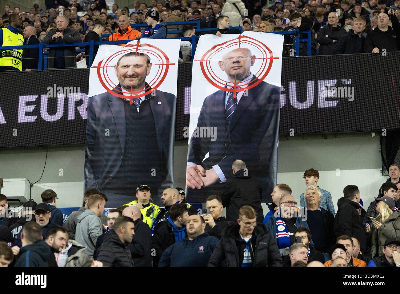 November 2025. Glasgow, Großbritannien. Die Rangers spielten Roma im Ibrox-Stadion in Glasgow, Schottland, in einem Ligaspielspiel der Europa League. Das Finale war die Rangers 0:2 Roma. Bild der Banner, die von den Anhängern der Rangers aufgehängt wurden und die Entlassung von Patrick Stewart, CEO, und Kevin Thelwell, Sportdirektor, forderten. Quelle: Findlay/Alamy Live News Stockfoto
