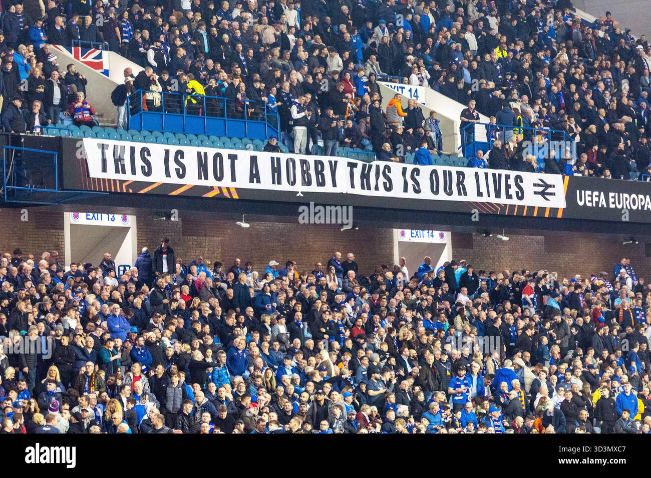 November 2025. Glasgow, Großbritannien. Die Rangers spielten Roma im Ibrox-Stadion in Glasgow, Schottland, in einem Ligaspielspiel der Europa League. Das Finale war die Rangers 0:2 Roma. Bild von Bannern, die von den Rangers-Anhängern in der Halbzeit aufgehängt wurden, um ihren Unmut gegenüber dem CEO und den Sportdirektoren zum Ausdruck zu bringen. Quelle: Findlay/Alamy Live News Stockfoto