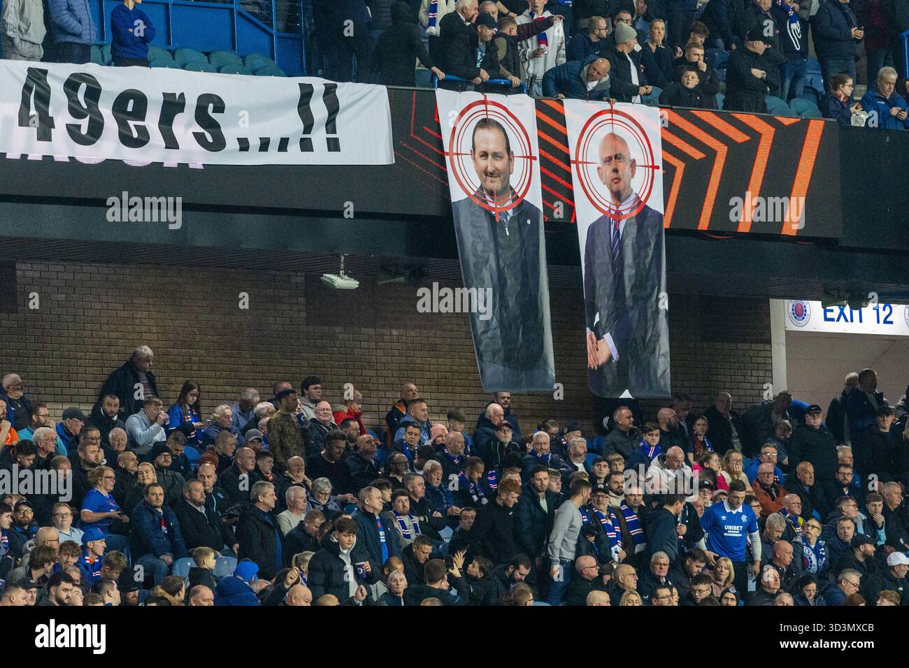 November 2025. Glasgow, Großbritannien. Die Rangers spielten Roma im Ibrox-Stadion in Glasgow, Schottland, in einem Ligaspielspiel der Europa League. Das Finale war die Rangers 0:2 Roma. Bild der Banner, die von den Anhängern der Rangers aufgehängt wurden und die Entlassung von Patrick Stewart, CEO, und Kevin Thelwell, Sportdirektor, forderten. Quelle: Findlay/Alamy Live News Stockfoto