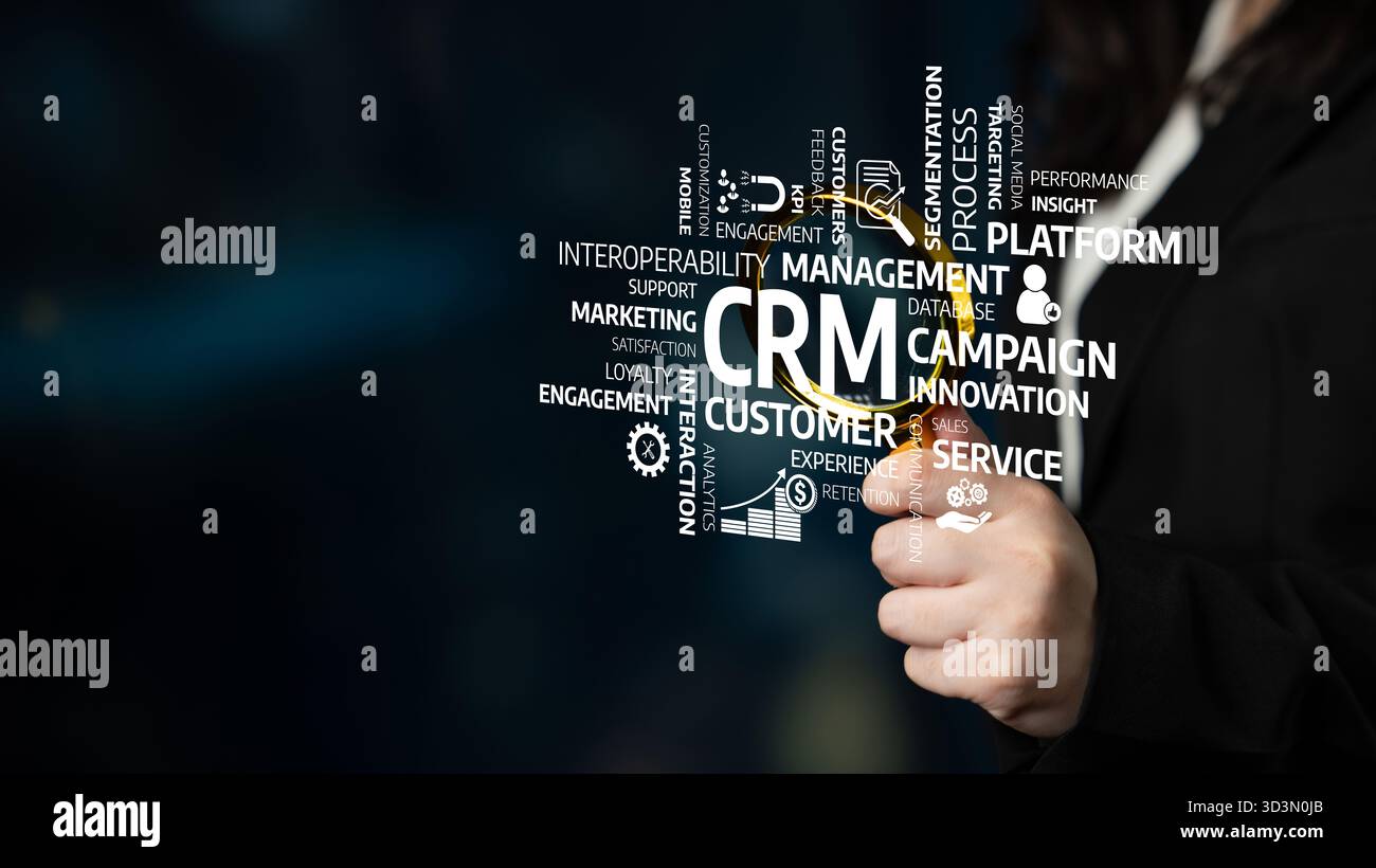 Ein Geschäftsexperte veranschaulicht die Schlüsselkonzepte des Customer Relationship Management und betont Engagement, Innovation und Service in einem modernen Stockfoto