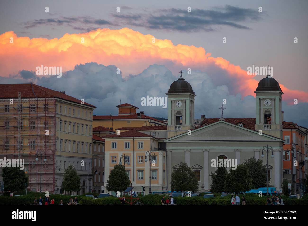 Skyline von Triest bei Sonnenuntergang: Griechisch-orthodoxe Kirche St. Nikolaus. Italien Stockfoto