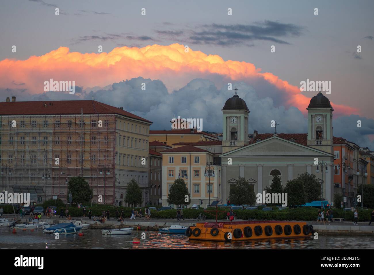 Skyline von Triest bei Sonnenuntergang: Griechisch-orthodoxe Kirche St. Nikolaus. Italien Stockfoto