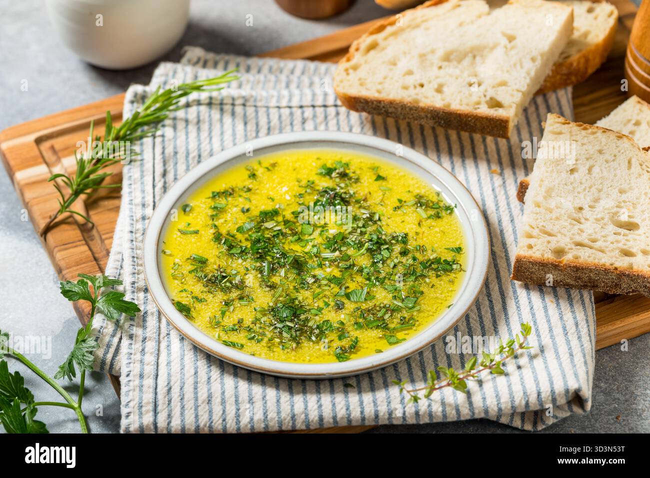 Gesundes Kräuteröl mit italienischem Brot Stockfoto