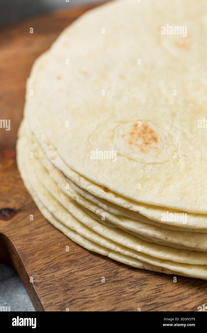 Bio-hausgemachte Weißmehl-Tortillas im Stapel Stockfoto