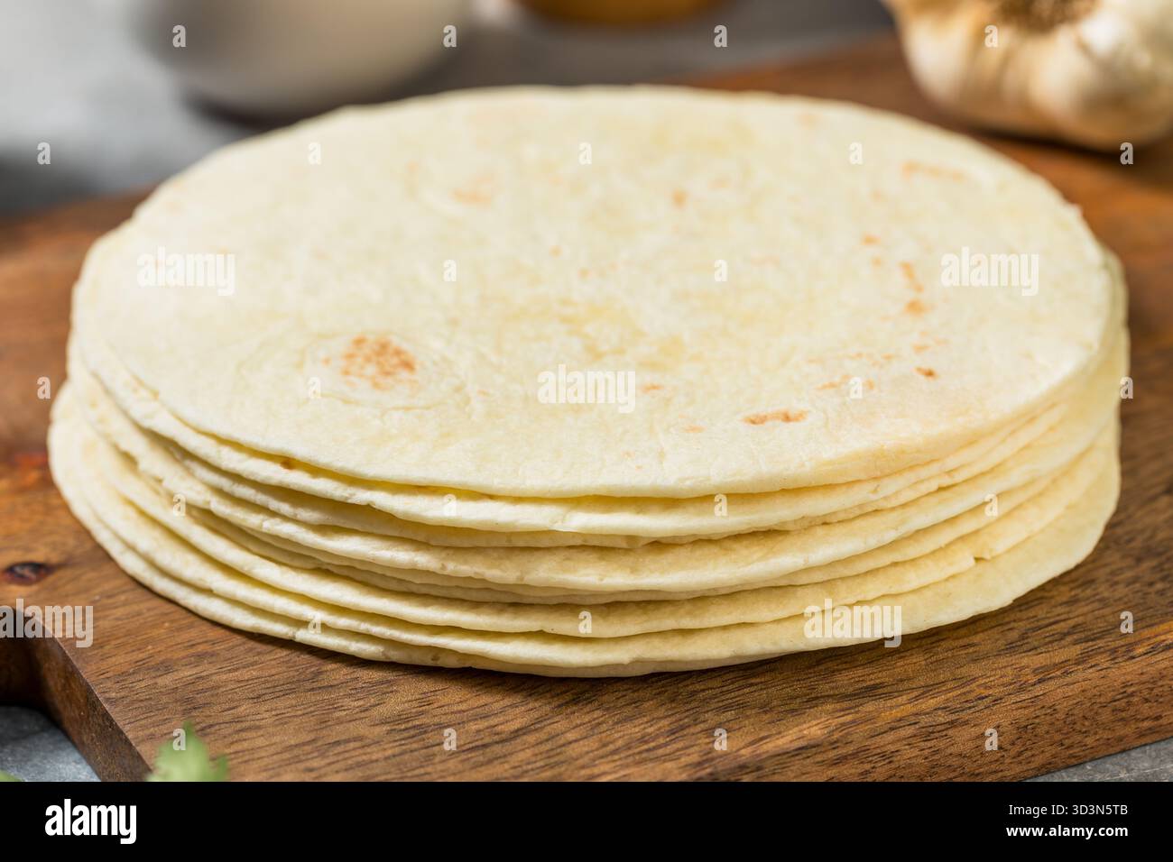 Bio-hausgemachte Weißmehl-Tortillas im Stapel Stockfoto