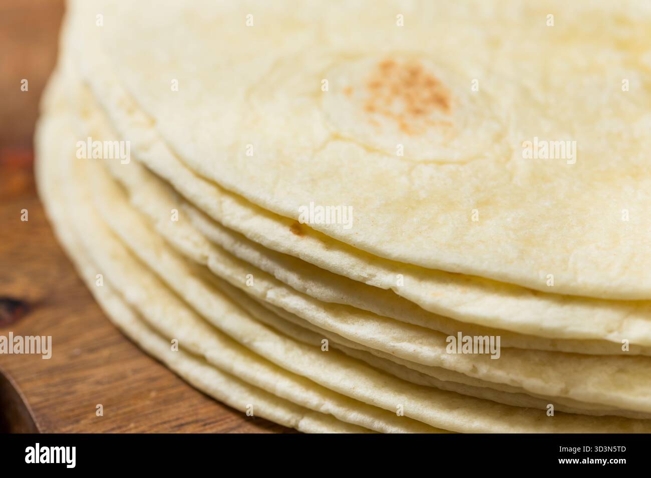 Bio-hausgemachte Weißmehl-Tortillas im Stapel Stockfoto