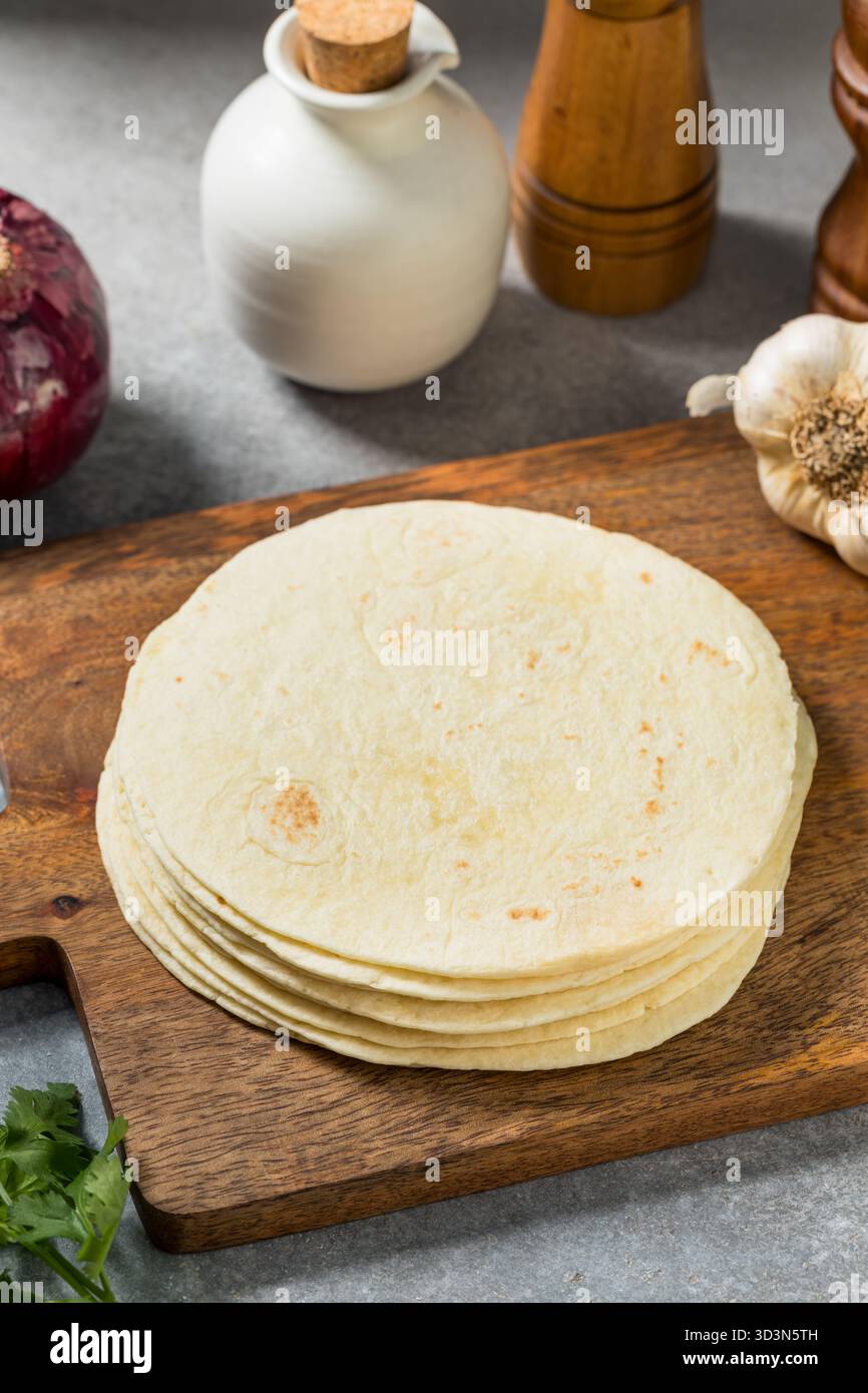 Bio-hausgemachte Weißmehl-Tortillas im Stapel Stockfoto