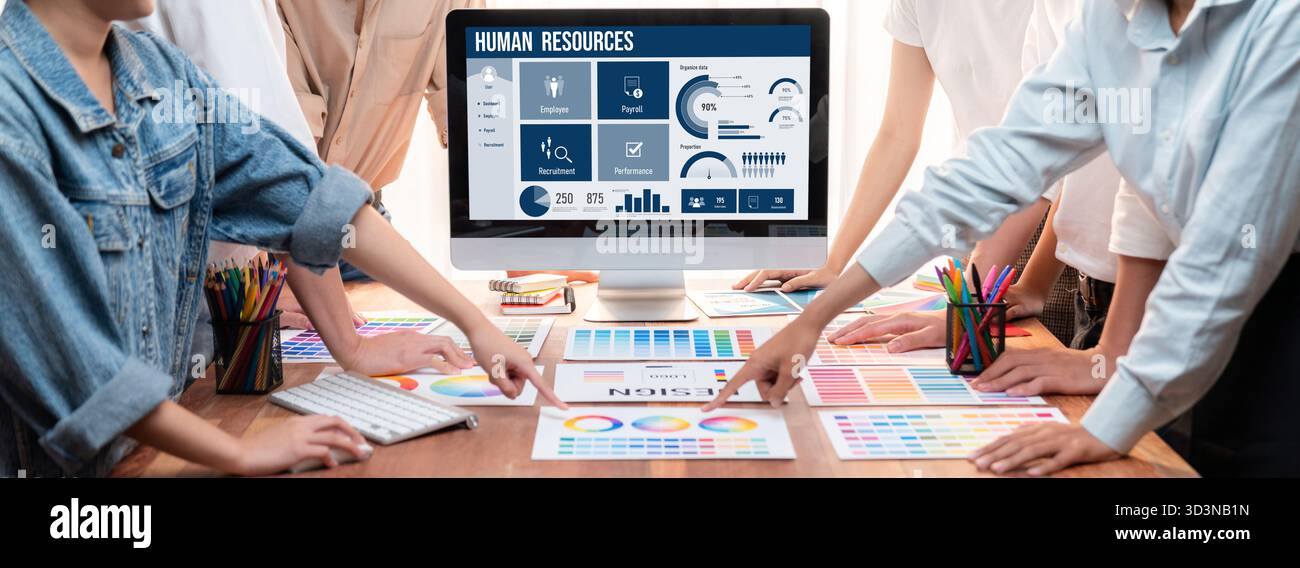 Software zur Personalverwaltung auf dem Computerbildschirm, die Personalmitarbeiter bei der Verwaltung von Personalbeschaffung, Gehaltsabrechnung, Personalsuche und KPI unterstützt Stockfoto