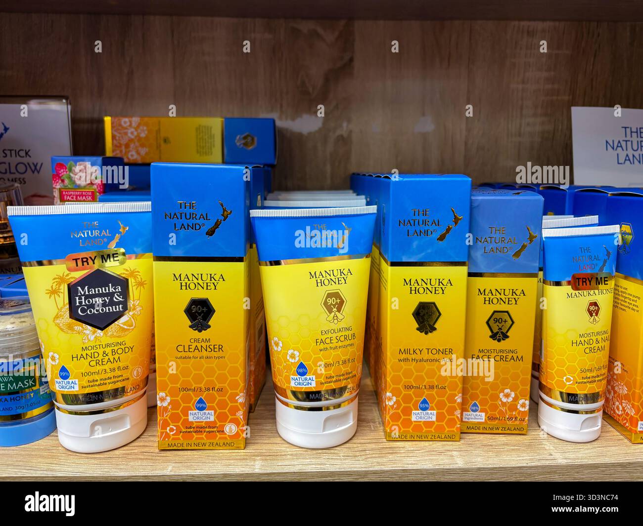 Manuka Honig Hautpflegeprodukte der Marke Natural Land, einschließlich Hand- und Körpercreme, Reinigungsmittel, Peeling, Toner und Gesichtscreme, wird in einem Regal angezeigt. M Stockfoto