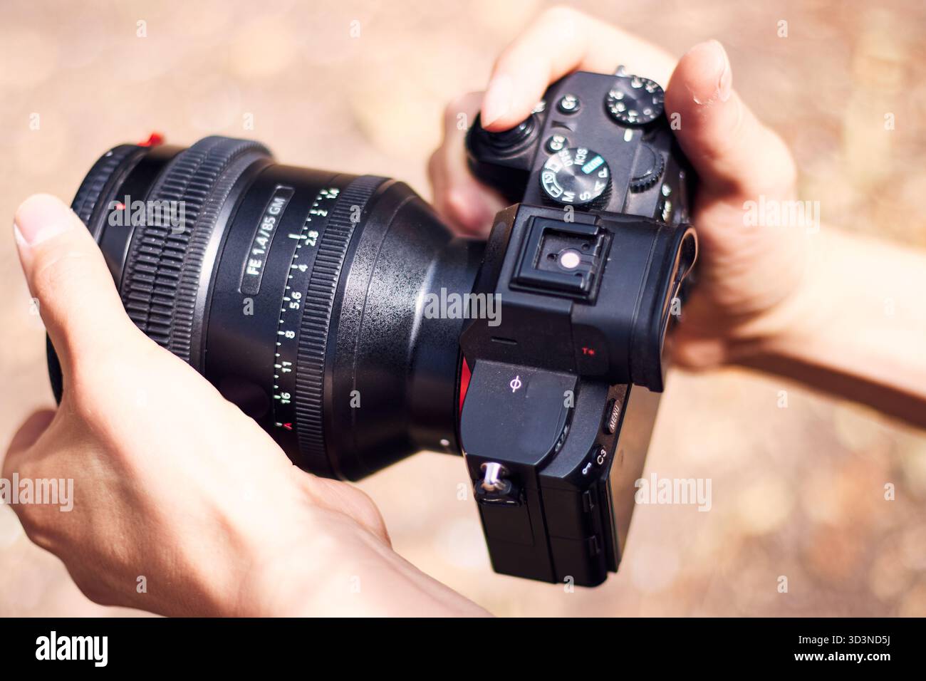 Hinter den Kulissen einer audiovisuellen Produktion, Aufnahme von Filmen und Überwachung durch Bildschirme und Kameras. Der Regisseur und das Produktionsteam Stockfoto