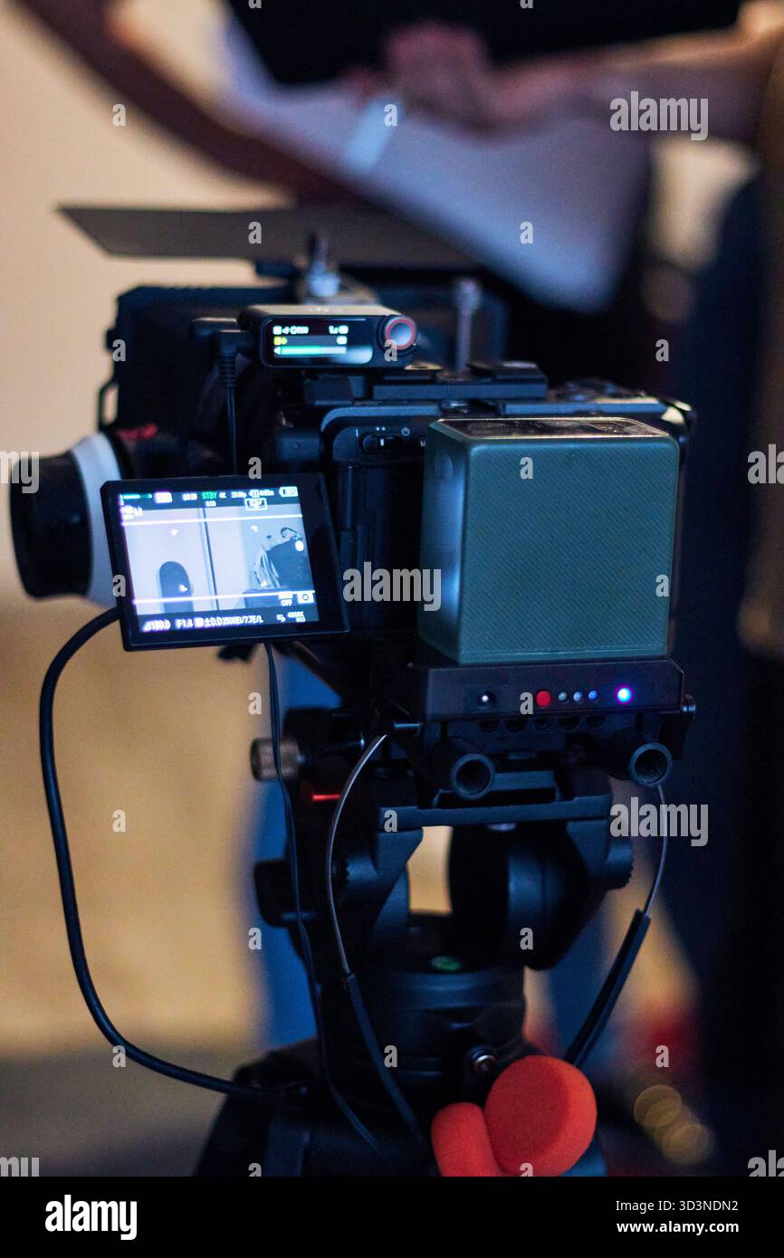 Hinter den Kulissen einer audiovisuellen Produktion, Aufnahme von Filmen und Überwachung durch Bildschirme und Kameras. Der Regisseur und das Produktionsteam Stockfoto