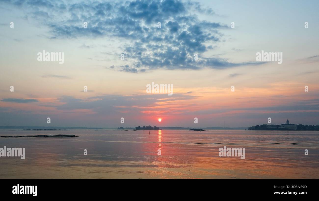 Rote Kugel Sonnenaufgang über ruhigem Meer an einem wunderschönen, ruhigen Septembermorgen. Stockfoto