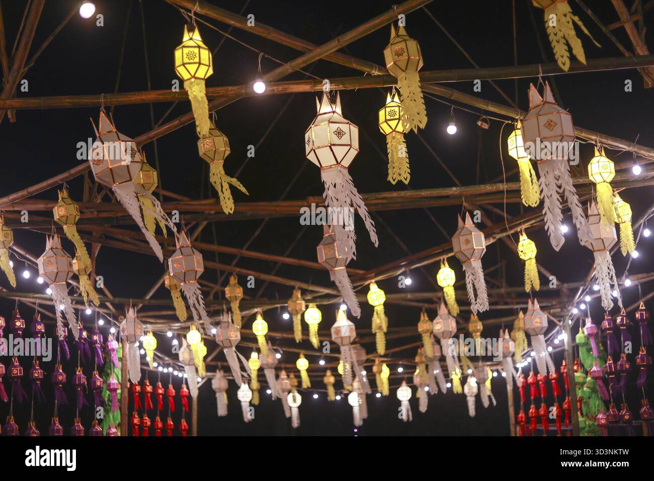 Hängende Papierlaternen-Dekoration beim traditionellen thailändischen Festival zur Abendfeier. Spirituelles Licht und eine lebendige Kultur schaffen einen schönen, festlichen geldautomaten Stockfoto