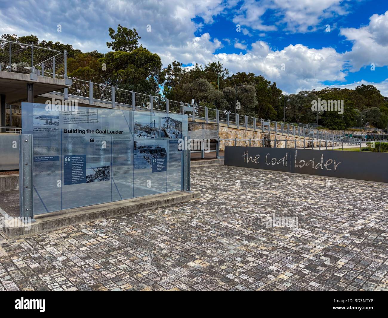 Das Coal Loader-Display mit historischen Informationstafeln und Schildern am Industriekonzept in Waverton, Sydney, Australien, UNO Stockfoto