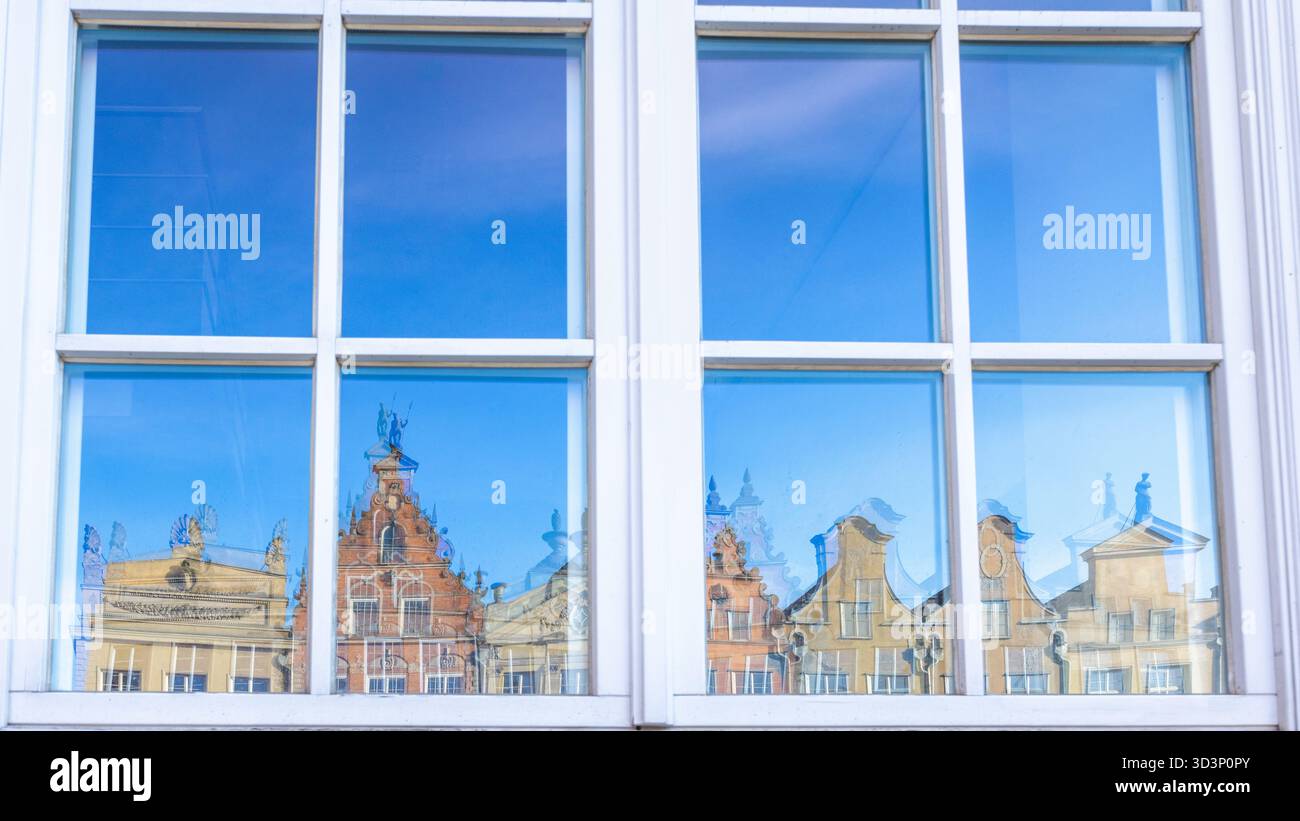 Danzig, eine Stadt an der Ostseeküste Nordpolens, Europa. Fensterreflexion: Giebelgebäude spiegeln sich in Fensterscheiben gegen einen klaren Himmel. Archi Stockfoto