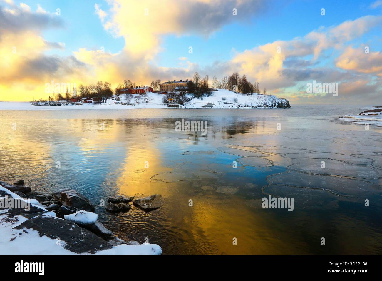 Blick auf die Insel Harakka, Helsinki, Finnland, mit Wolken, die sich am Morgen von der Meeresoberfläche spiegeln. Foto mit nur wenig Bearbeitung. März 2021 Stockfoto