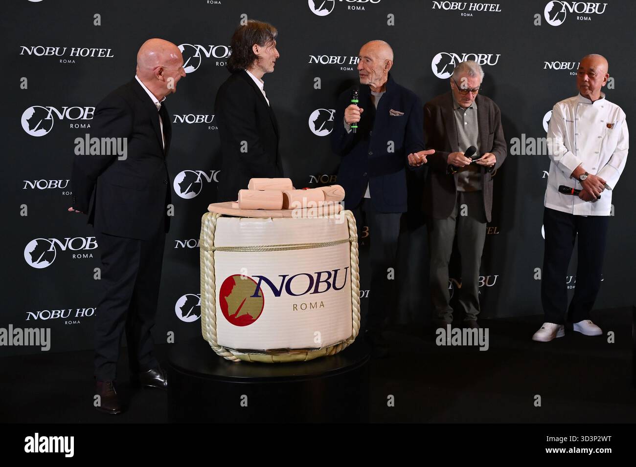 Rom, Italien. November 2025. Die drei Gründer von Nobu: Meir Teper, Robert de Niro und Nobu Matsuhisa nahmen am 6. November 2025 an der Eröffnung des Nobu Hotels im Nobu Hotel Rome in Rom Teil (Foto: Domenico Cippitelli/NurPhoto). Quelle: NurPhoto SRL/Alamy Live News Stockfoto