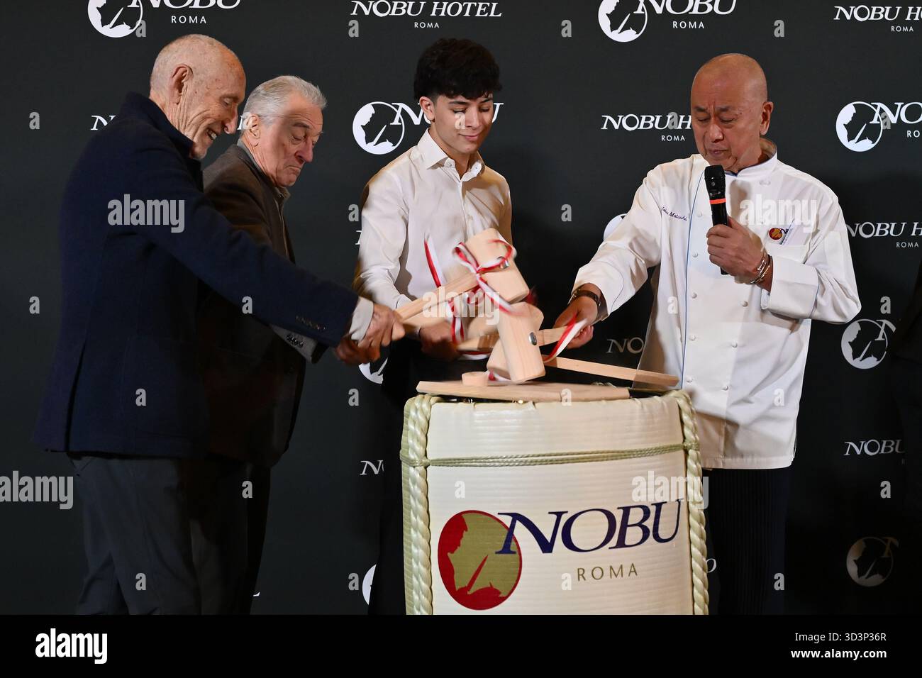 Rom, Italien. November 2025. Meir Teper, Robert de Niro, ein Gast, und Nobu Matsuhisa nehmen am 6. November 2025 an der Eröffnung des Nobu Hotels im Nobu Hotel Rome in Rom Teil (Foto: Domenico Cippitelli/NurPhoto). Quelle: NurPhoto SRL/Alamy Live News Stockfoto