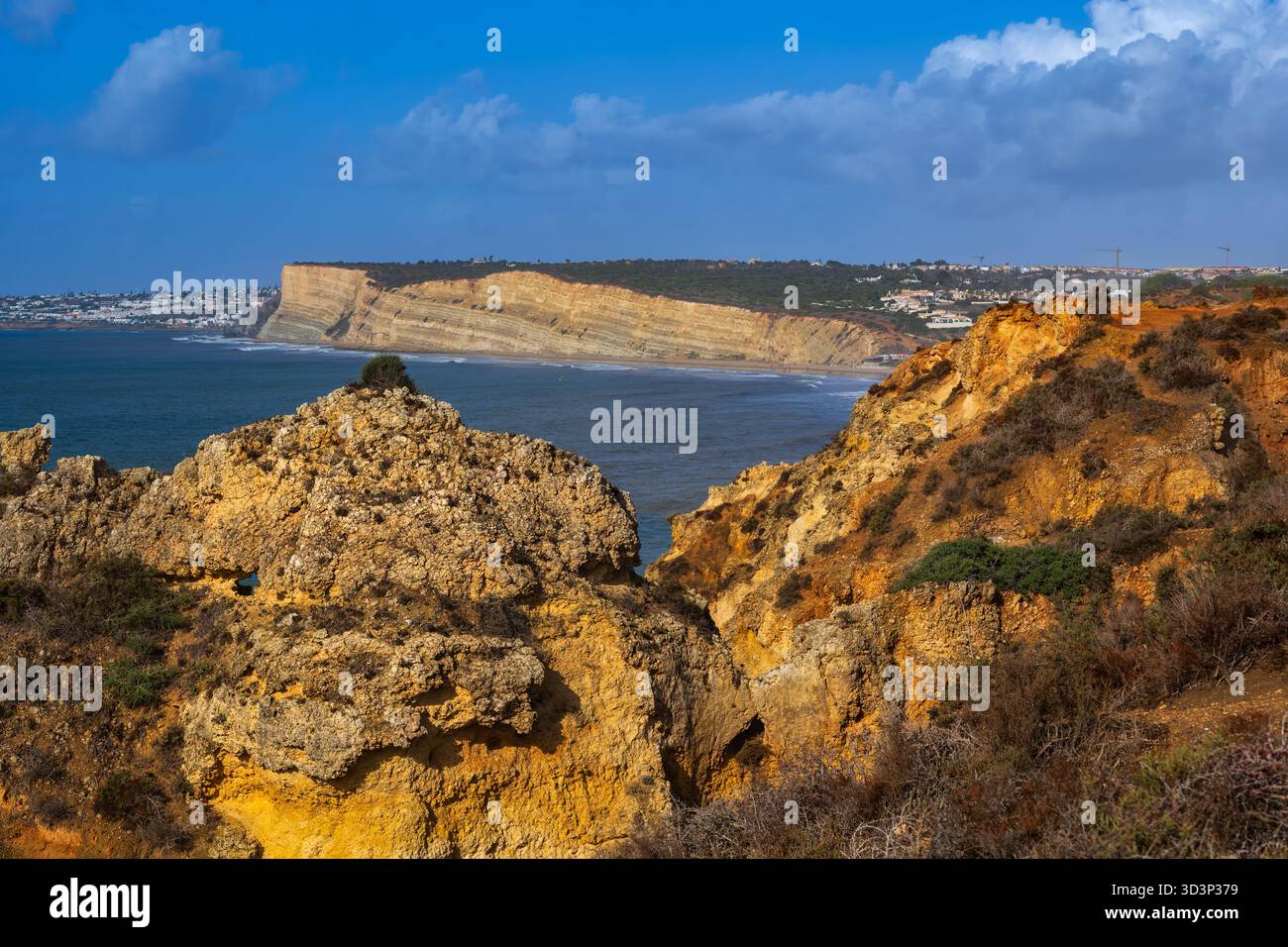 Landschaft der Algarve mit Blick auf Praia de Porto Mos am Atlantischen Ozean in der Kurstadt Lagos, Bezirk Faro, Süd-Portugal. Stockfoto