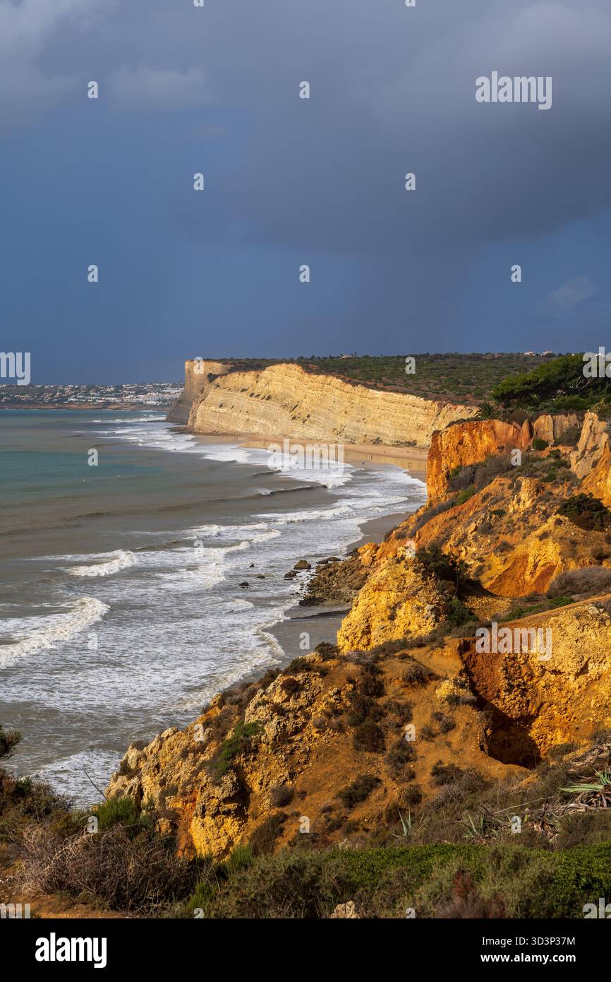 Landschaft der Algarve mit Blick auf Praia de Porto Mos am Atlantischen Ozean in der Kurstadt Lagos, Bezirk Faro, Süd-Portugal. Stockfoto