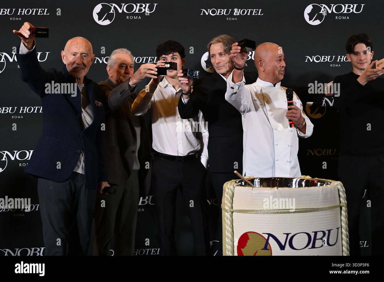 Rom, Italien. November 2025. Die drei Gründer von Nobu: Meir Teper, Robert de Niro und Nobu Matsuhisa nahmen am 6. November 2025 an der Eröffnung des Nobu Hotels im Nobu Hotel Rome in Rom Teil (Foto: Domenico Cippitelli/NurPhoto). Quelle: NurPhoto SRL/Alamy Live News Stockfoto