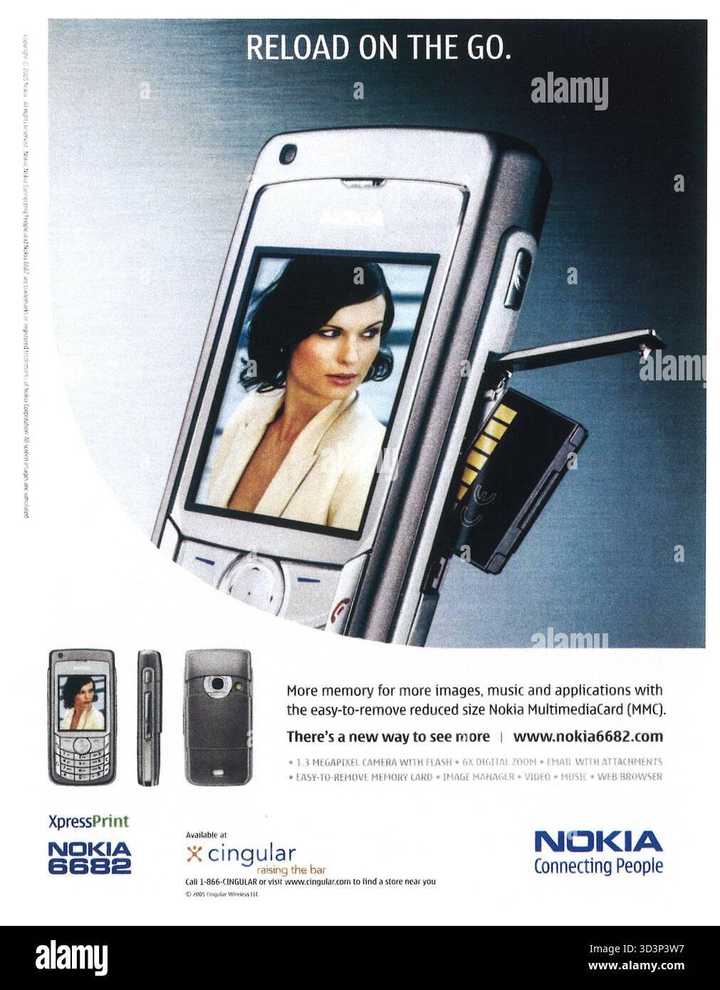 2005 Nokia 6682 Telefonwerbung mit der Verwendung eines abnehmbaren MultiMediaCard MMC mit reduzierter Größe Stockfoto