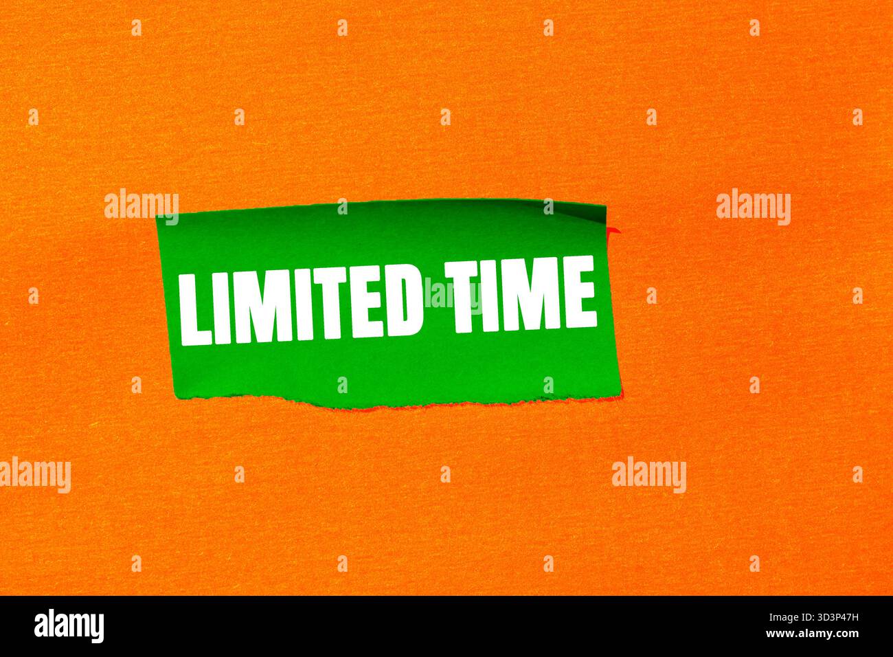 Nachricht für begrenzte Zeit auf gerissenem Papierhintergrund geschrieben. Konzeptuelles Symbol für begrenzte Zeit. Kopierbereich. Stockfoto