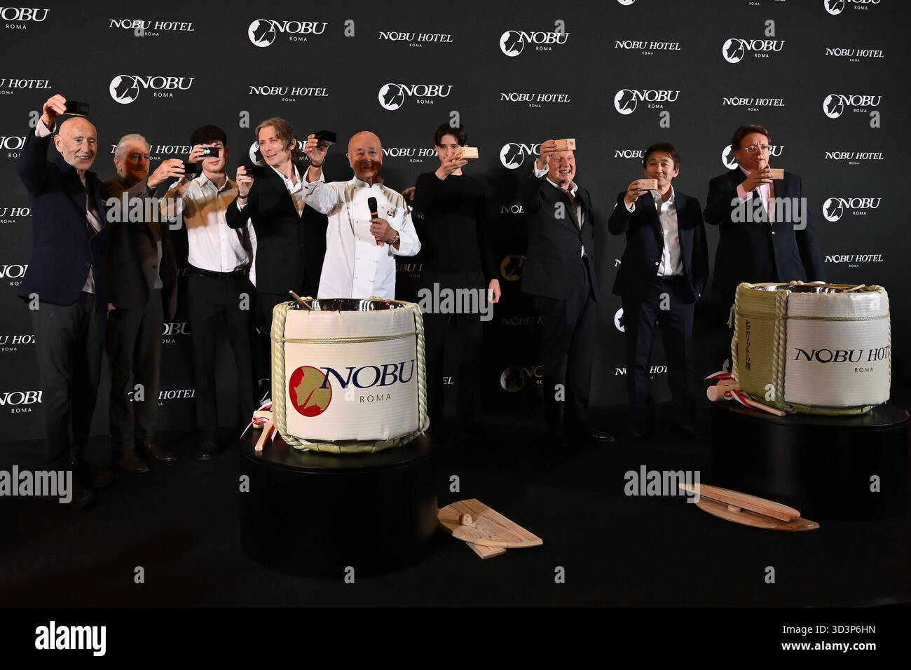 Neuigkeiten - Eröffnung des Nobu Hotels in Rom Nobu's drei Gründer: Meir Teper, Robert de Niro und Chefkoch Nobu Matsuhisa nehmen am 6. November 2025 in Rom, Italien, am Nobu Hotel Italy Teil Copyright: XDomenicoxCippitellix/xLiveMediax LPN_2126188 Stockfoto