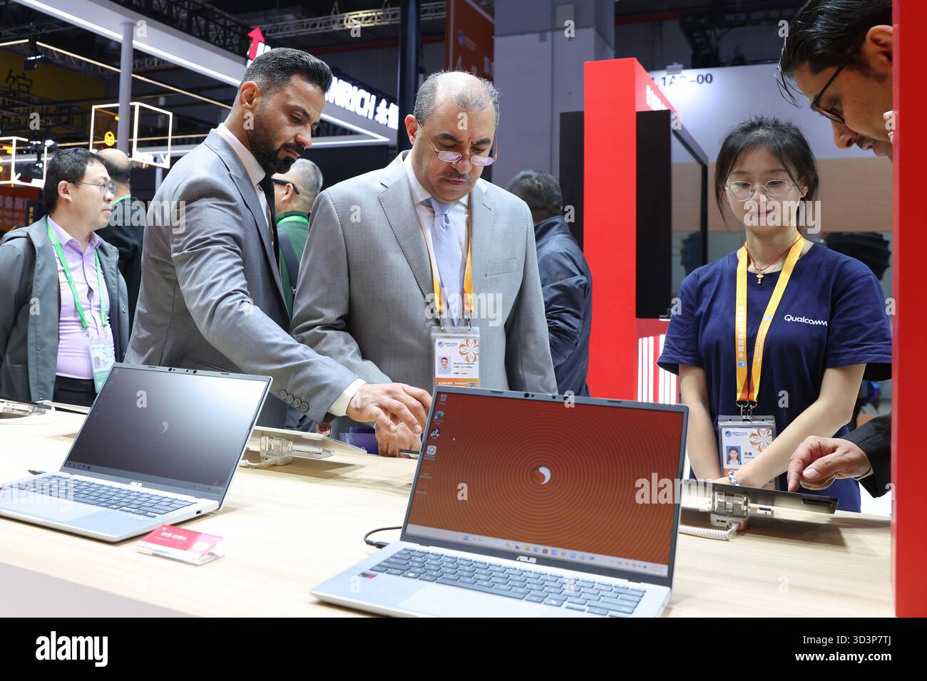 Ausländische Besucher erfahren auf der China International Import Expo (CIIE) am Stand von Qualcomm mehr über elektronische Produkte. Shanghai, China. 6. November 2025. Am 6. November 2025 besuchten die Besucher den Ausstellungsbereich für technische Ausrüstung der China International Import Expo (CIIE). Quelle: Wang Ziru/China News Service/Alamy Live News Stockfoto