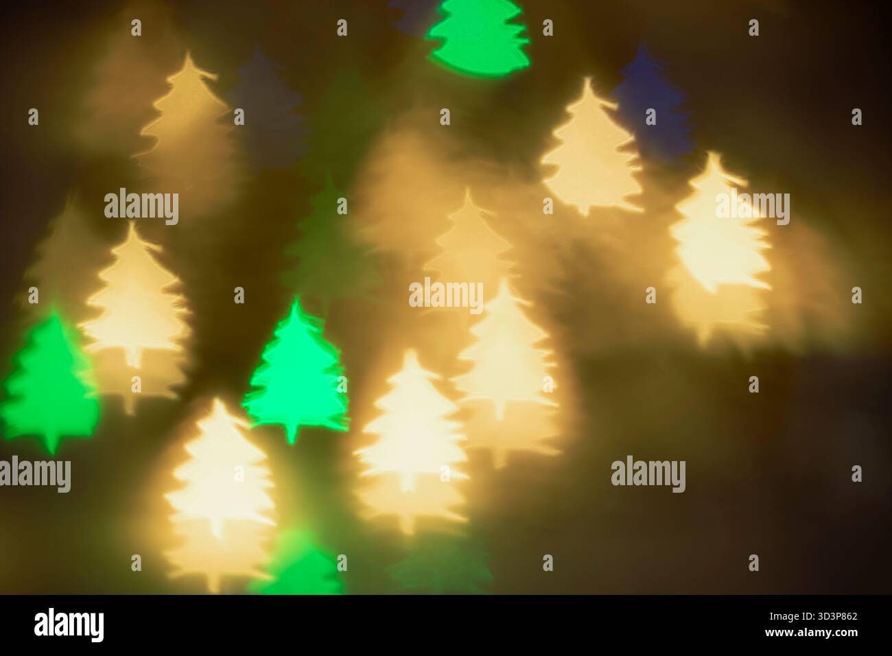 Foto Weißer und grüner Weihnachtsbaum-Bokeh auf schwarzem Hintergrund – abstrakter Feiertagshintergrund, Vorderansicht. Stockfoto