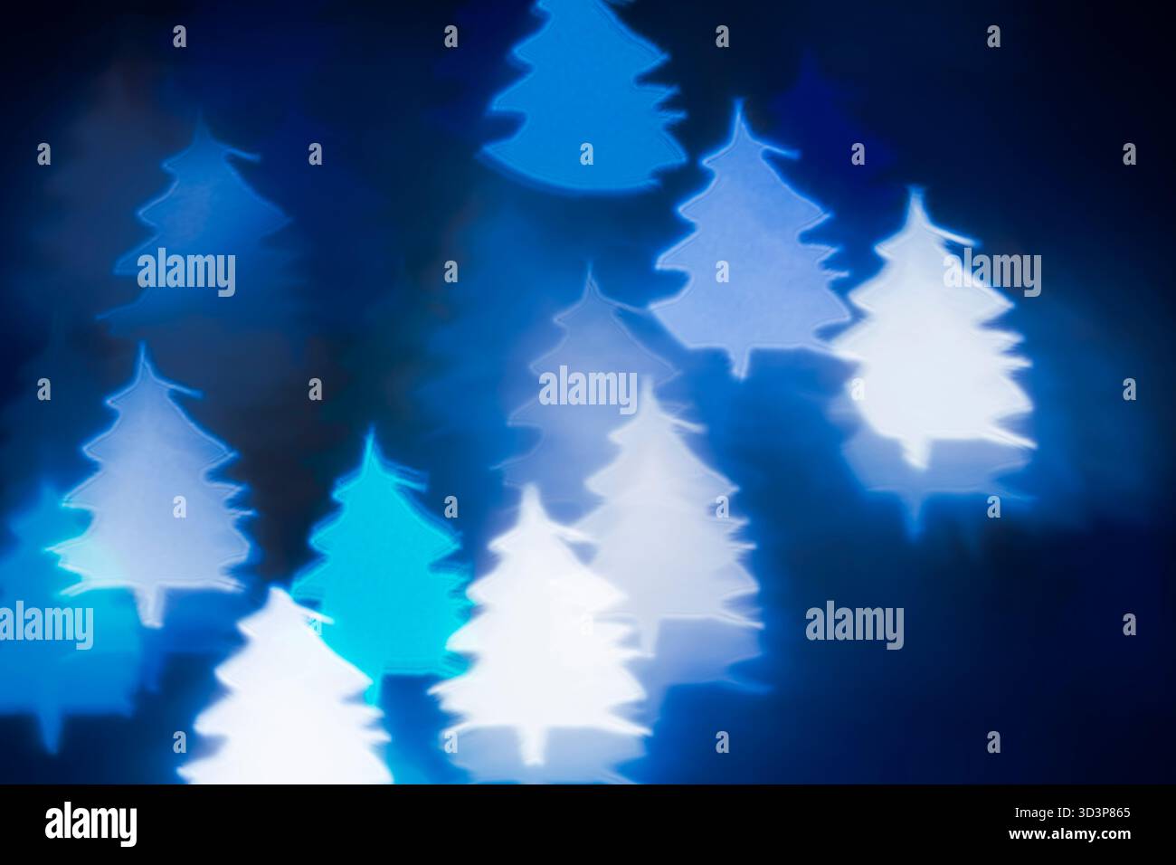 Foto Weißes und türkisfarbenes Weihnachtsbaum-Bokeh auf schwarzem Hintergrund – abstrakter Feiertagshintergrund, Vorderansicht. Stockfoto