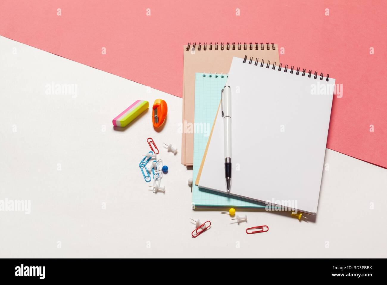 Bunte Schreibwaren auf einem Schreibtisch mit verschiedenen Büromaterialien für Schule oder Arbeit Stockfoto