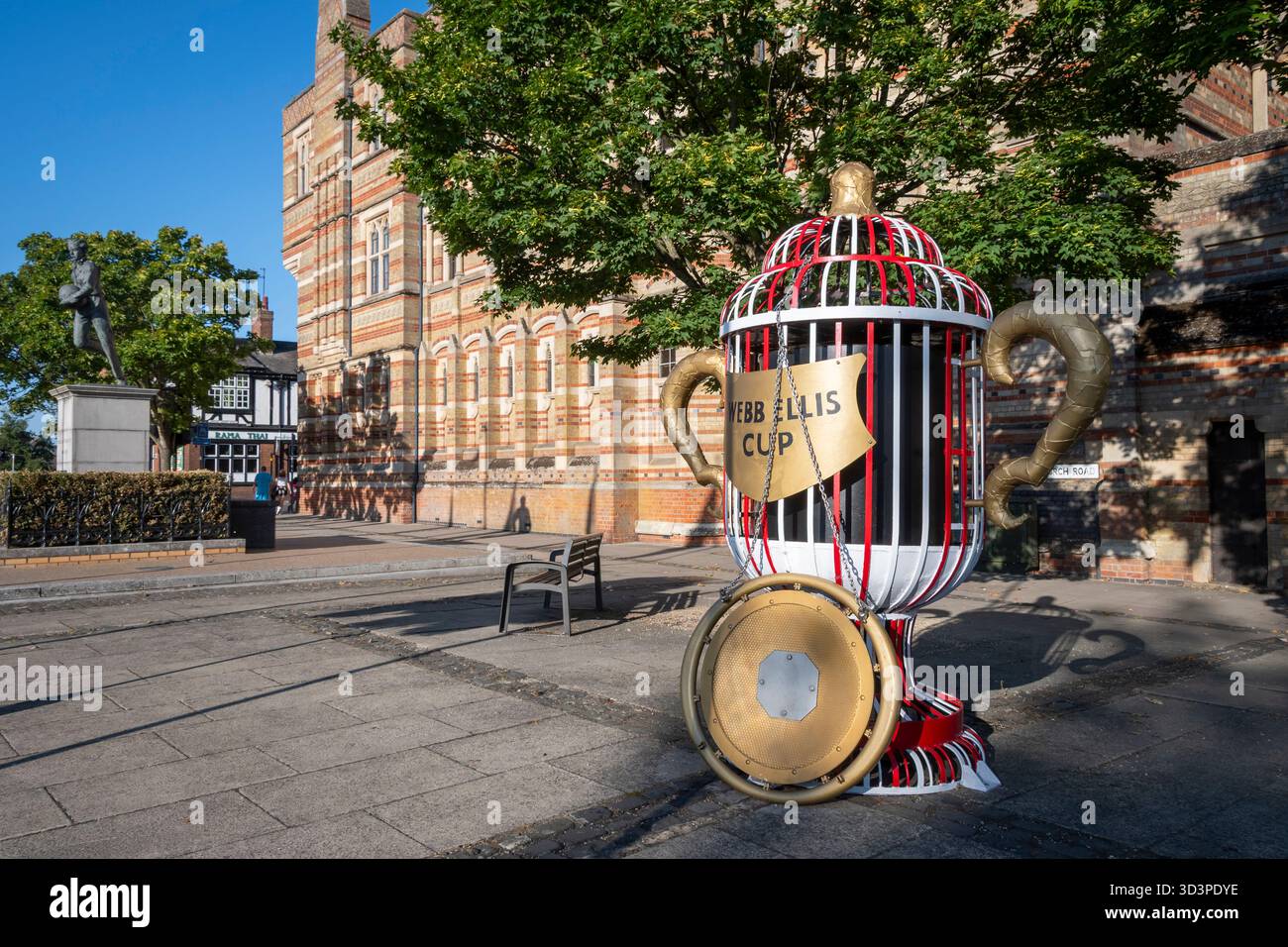 Der Nachbau der Rugby World Cup, vor der Rugby School, Rugby, Warwickshire, England Stockfoto