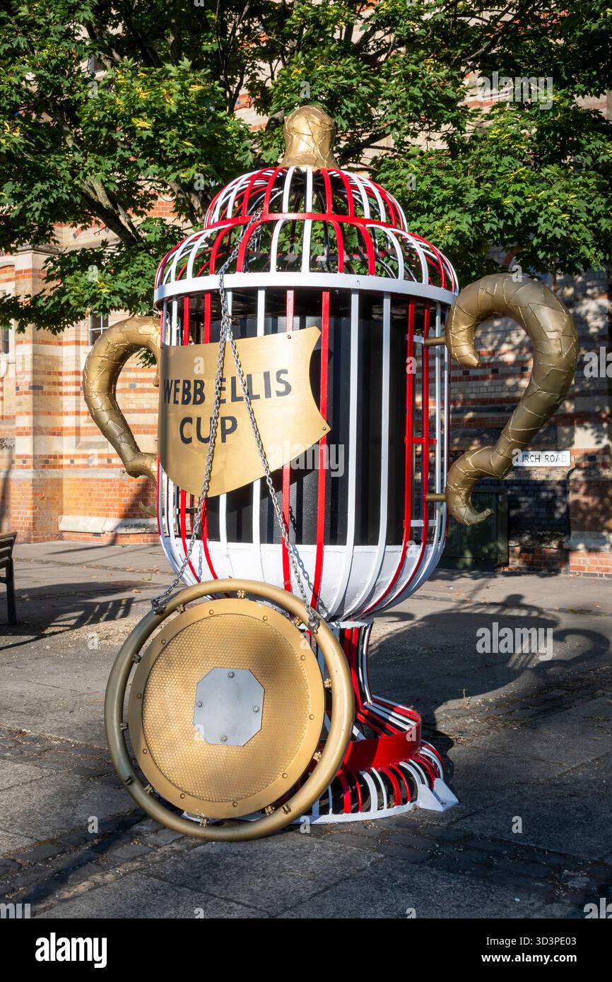 Der Nachbau der Rugby World Cup, vor der Rugby School, Rugby, Warwickshire, England Stockfoto