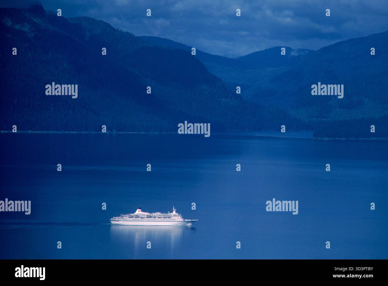 Ein Schiff in der Chatham-Straße, Alaska, USA. Stockfoto