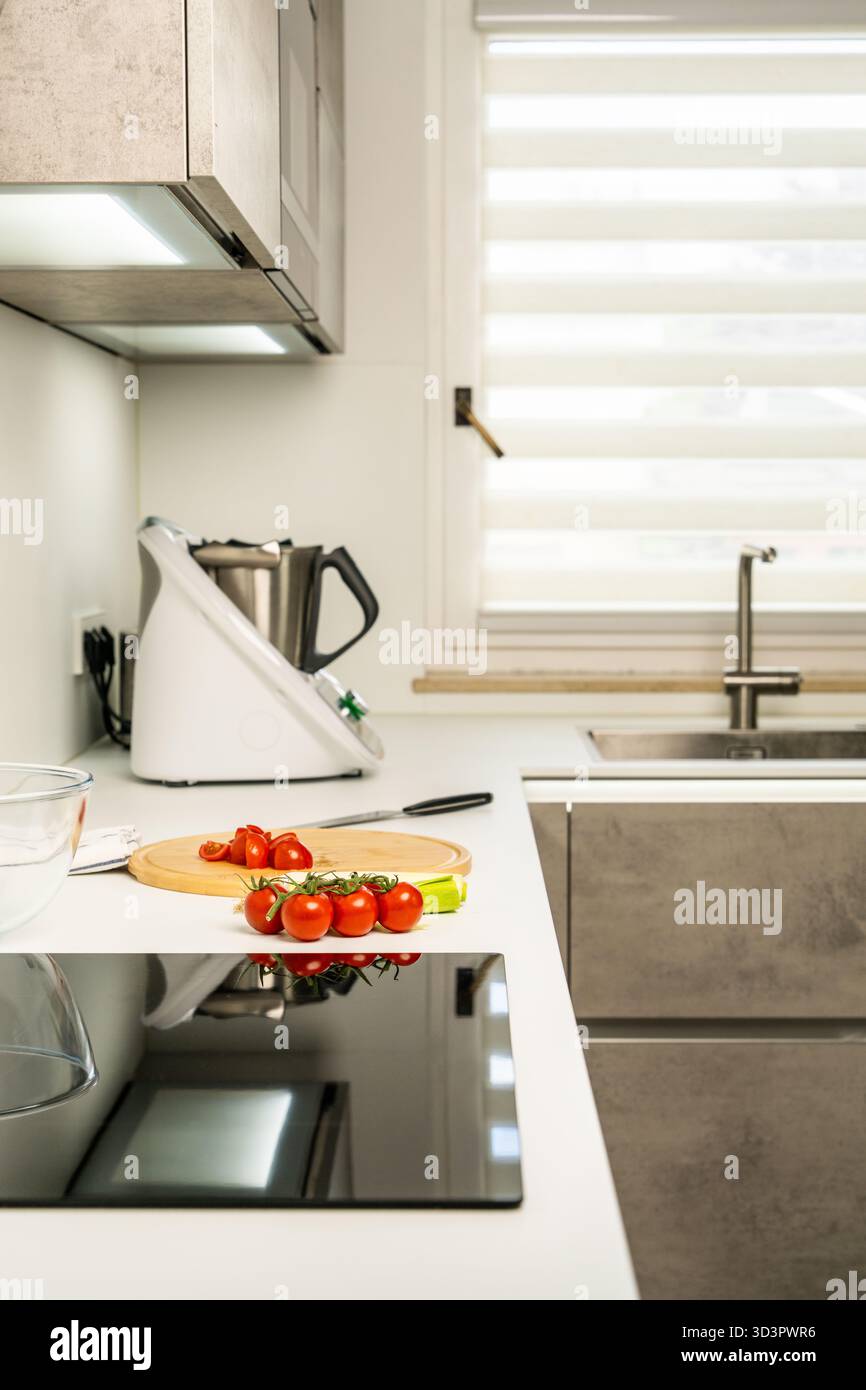 Moderne, helle Küche mit klaren Linien, modernen Geräten und minimalistischer Einrichtung. Perfekt für Innenarchitektur, Wohnraumgestaltung, Lifestyle, Immobilien Stockfoto