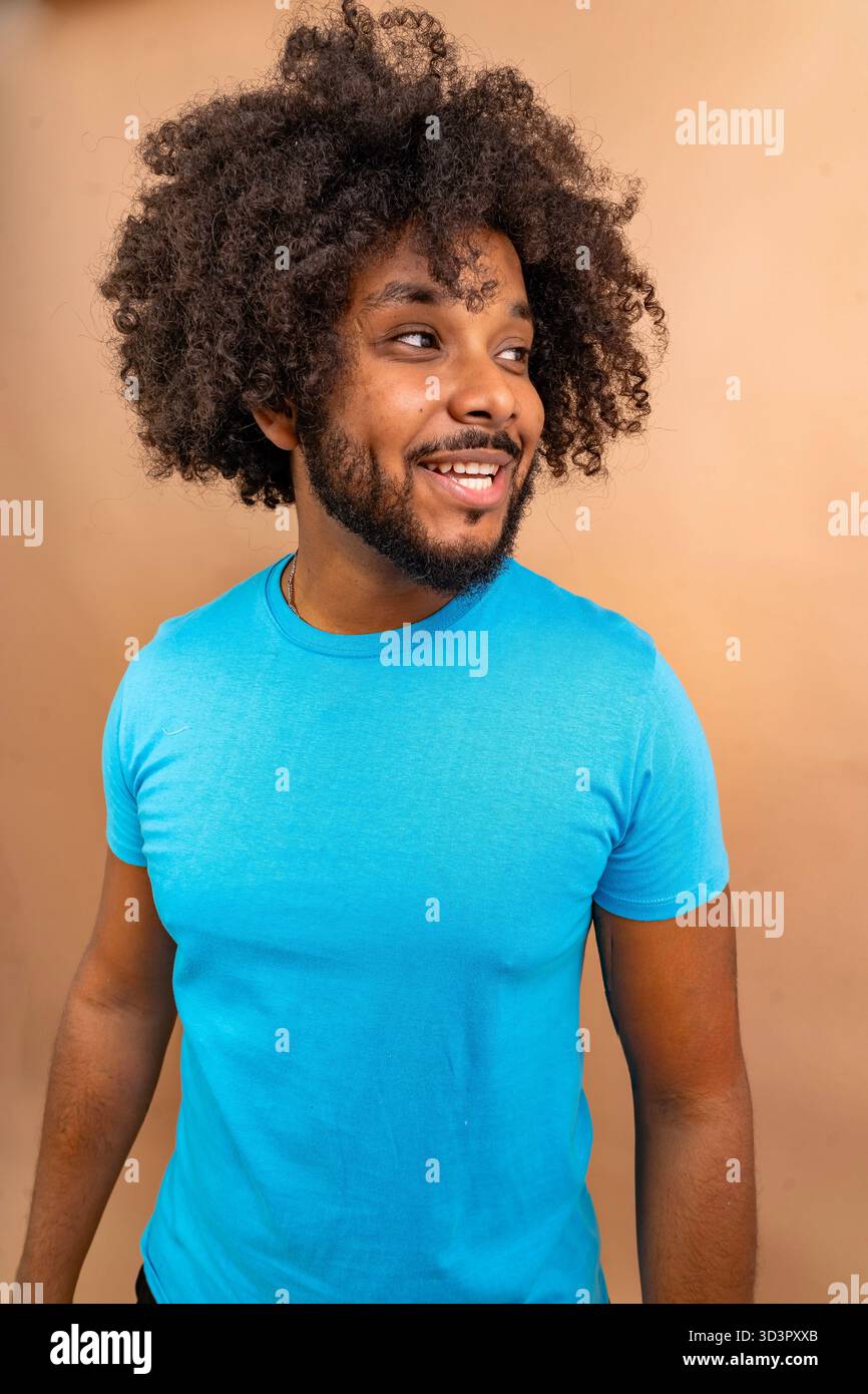 Der junge Schwarze lächelt und blickt weg Stockfoto