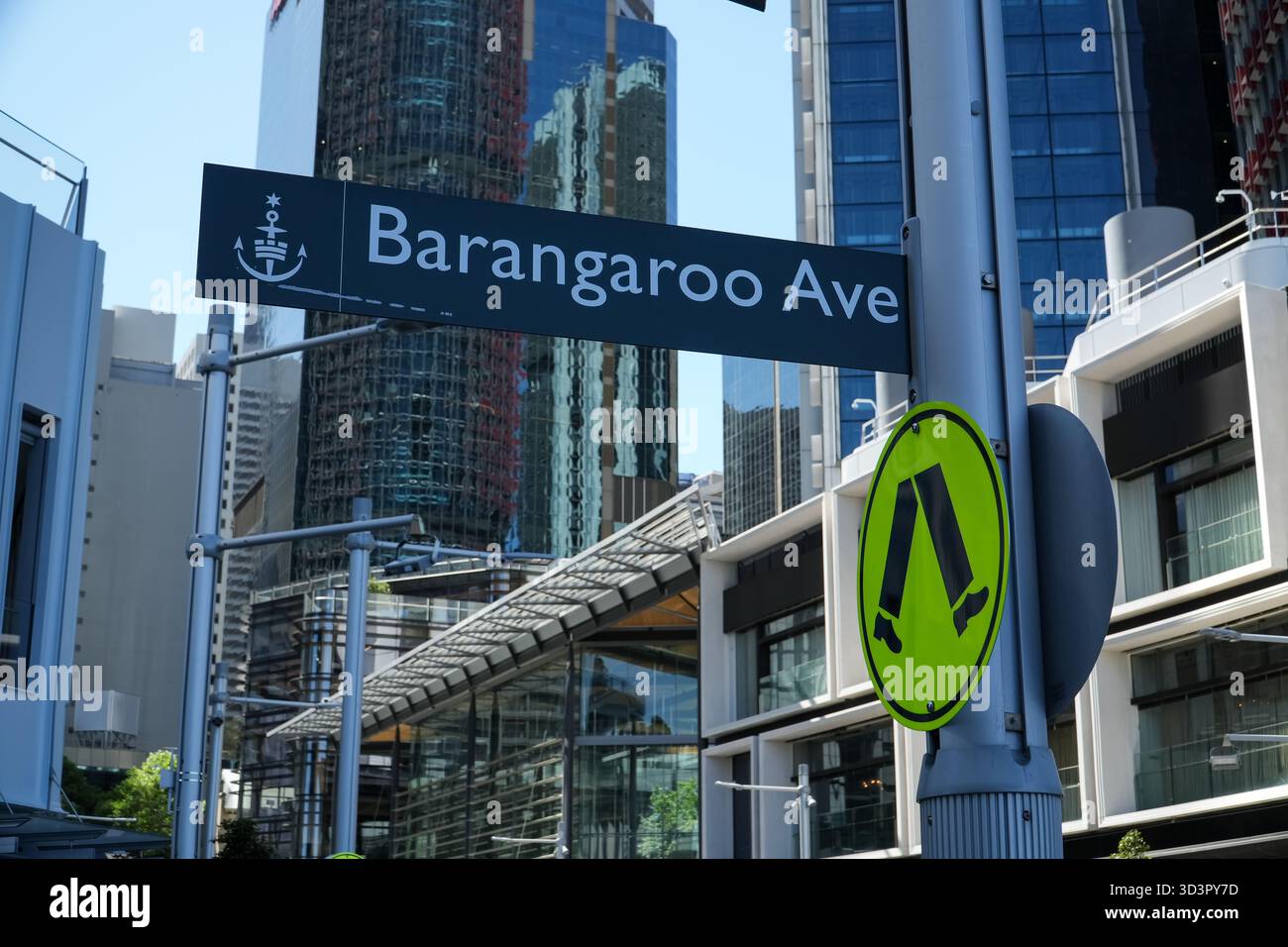 Barangaroo Avenue Straßenschild an einem Mast mit einem Fußgängerschild vor dem Hintergrund moderner Hochhäuser in Sydneys Stadtentwicklung Stockfoto