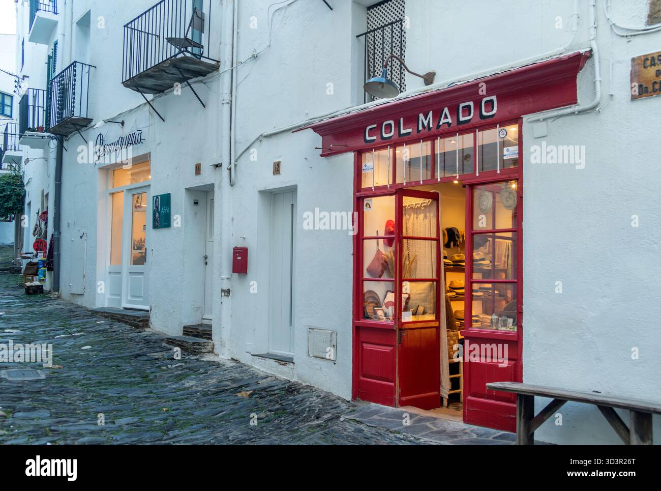 COLMADO, GESCHENK, SHOP, CARRER, DE, DR, CALLIS, ALTSTADT, STADT, CADAQUES, GIRONA, PROVINZ, COSTA, BRAVA, KATALONIEN, SPANIEN, NACHMITTAG; TAGSÜBER, COSTA BRAVA, SPANISCH, EUROPÄISCH Stockfoto
