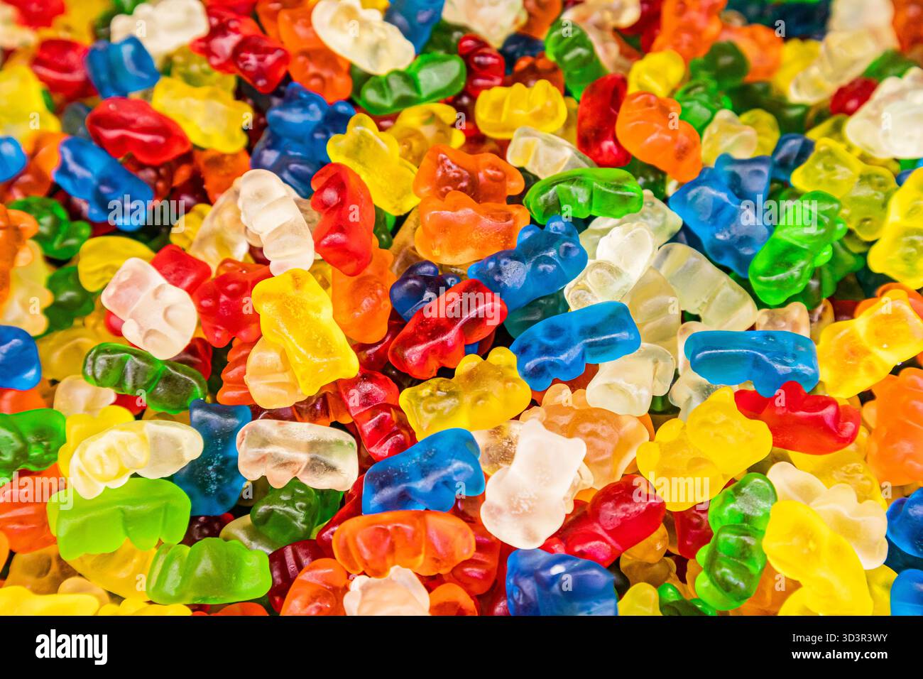 Eine lebhafte Auswahl an bunten Bonbons mit Fruchtgeschmack, die eine verspielte Mischung aus Rot, Grün, Blau und Gelb bieten. Perfekt für einen süßen Geschmack Stockfoto