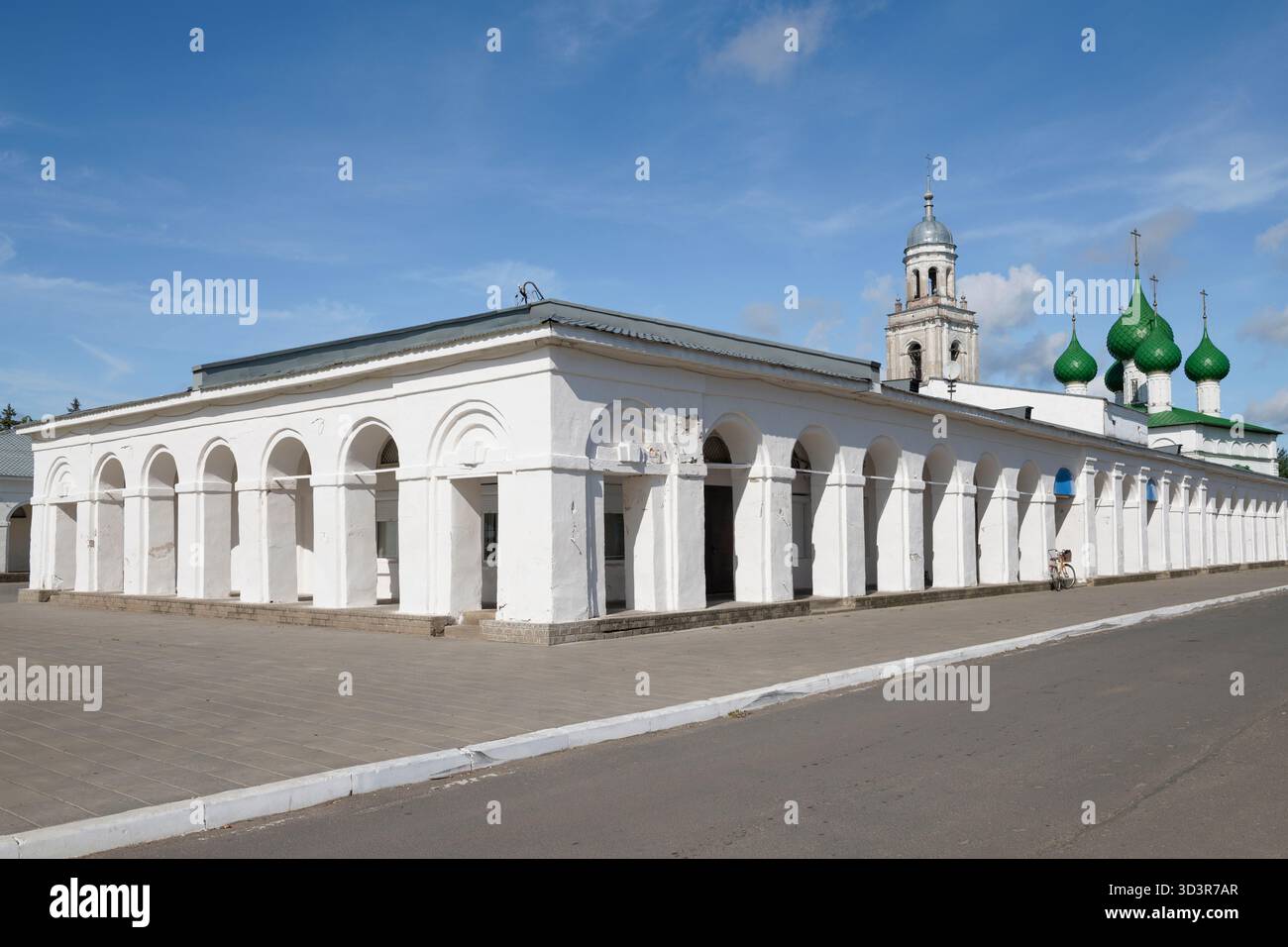 Das alte Gebäude der Einkaufszentren an einem sonnigen Augusttag. Freedom Square (Marktplatz), Poshekhonye. Region Jaroslawl, Russland Stockfoto