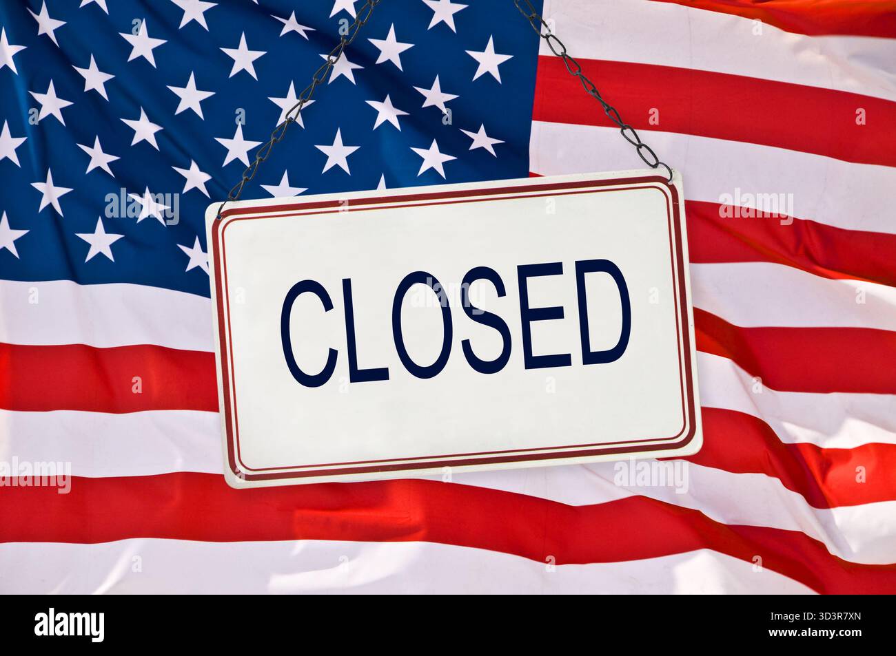 Unterschreiben mit dem Text GESCHLOSSEN, Hintergrund der amerikanischen US-Flagge, Regierungsstillstand in Amerika Konzept Stockfoto