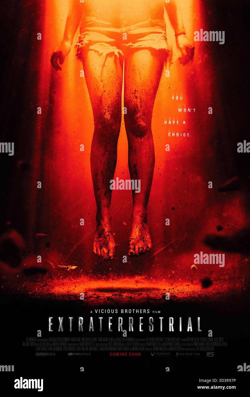 Extraterrestrial (2014) unter der Regie von Colin Minihan mit Brittany Allen, Freddie stroma und Melanie Papalia. Eine Gruppe von Freunden trifft im Wald auf eine furchterregende außerirdische Präsenz, nachdem ihr Fluchtausflug durch einen UFO-Absturz unterbrochen wurde. US-Poster NUR FÜR REDAKTIONELLE ZWECKE. Kredit: BFA / IFC Midnight Stockfoto