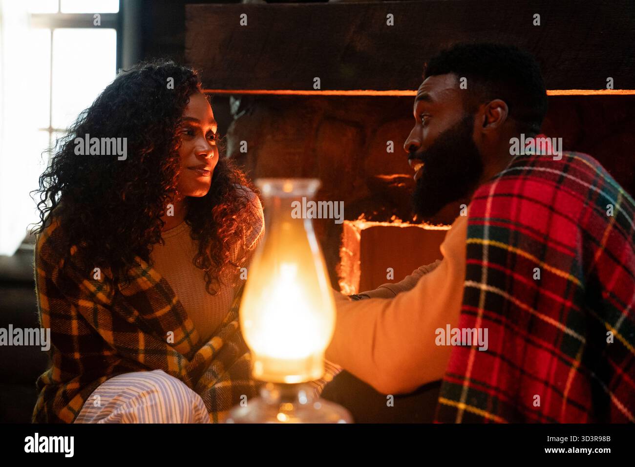 Tyler Perrys Finding Joy (2025) unter der Regie von Tyler Perry mit Shannon Thornton und Tosin Morohunfola. Ein New Yorker Modedesigner findet unerwartete Liebe, nachdem er in Colorado gestrandet ist. NUR FÜR REDAKTIONELLE ZWECKE von Werbefotos. Quelle: BFA / Chip Bergmann / Amazon Prime Video Stockfoto