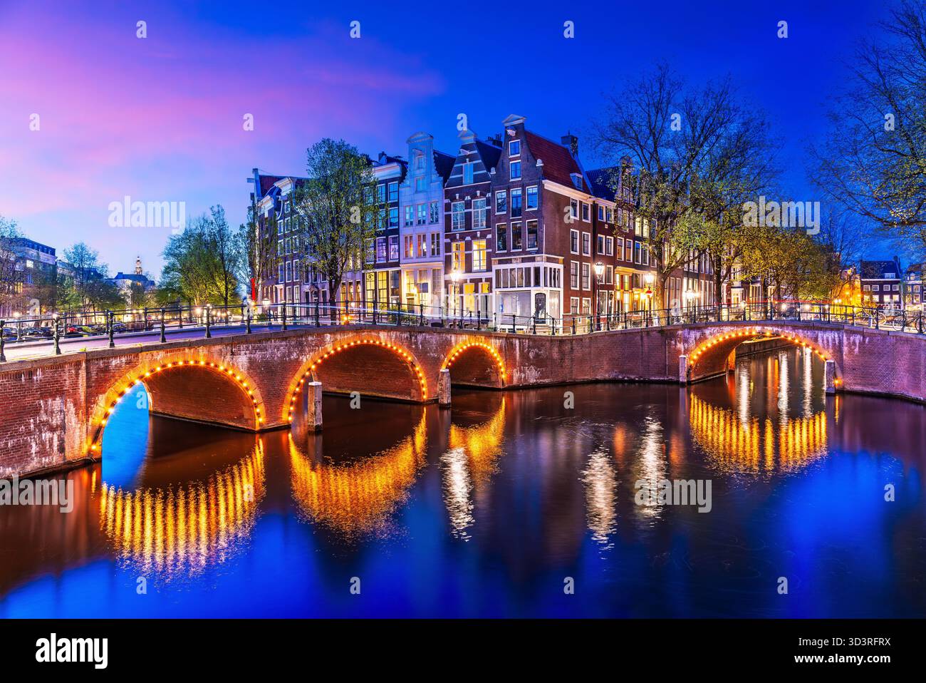 Amsterdam, Niederlande. Der Keizersgracht (Kaiser) Kanal und Brücken bei Sonnenuntergang. Stockfoto